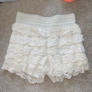Ruffled lace/crochet high-waist short in ivory